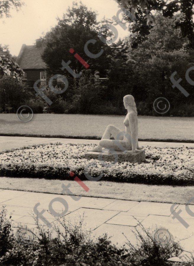 &quot;Sitzende&quot; von Johannes Knubel (1877-1949) im Nordpark - Foto foticon-duesseldorf-0047.jpg | foticon.de - Bilddatenbank für Motive aus Geschichte und Kultur